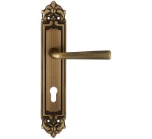 Дверная ручка Extreza SANDRO (Сандро) 332 на планке PL02 матовая бронза F03 под цилиндр CYL