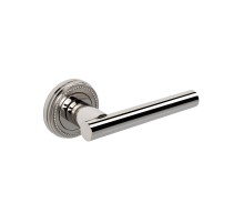Дверная ручка Extreza CLASSIC PIVOT 132 на круглом основании R03 полированный никель F21