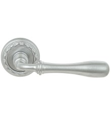 Дверная ручка Extreza CARRERA (Каррера) 321 на розетке R02 матовый хром F05