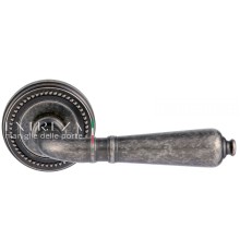 Дверная ручка Extreza Classic PETRA 304 круглая розетка R03 античное серебро F45