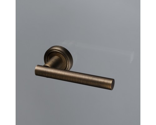 Дверная ручка Extreza CLASSIC PIVOT 132 на круглом основании R01 матовая бронза F03 Дверная ручка Extreza CLASSIC PIVOT 132 на круглом основании R01 матовая бронза F03