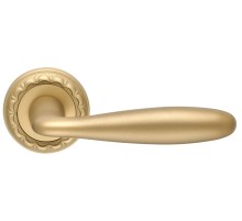 Дверная ручка Extreza VIGO (Виго) 324 на розетке R02 матовая латунь F02