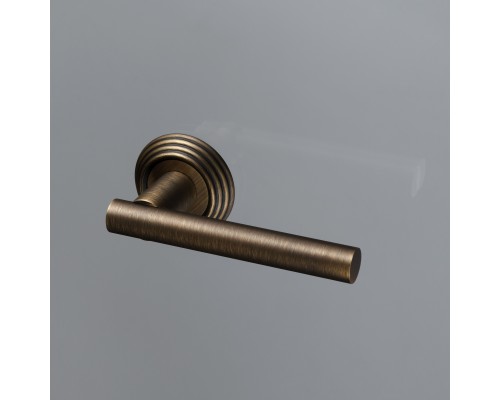 Дверная ручка Extreza CLASSIC PIVOT 132 на круглом основании R05 матовая бронза F03 Дверная ручка Extreza CLASSIC PIVOT 132 на круглом основании R05 матовая бронза F03
