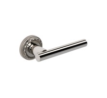 Дверная ручка Extreza CLASSIC PIVOT 132 на круглом основании R02 полированный никель F21
