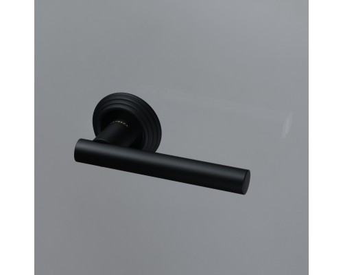 Дверная ручка Extreza CLASSIC PIVOT 132 на круглом основании R05 черный матовый F22 Дверная ручка Extreza CLASSIC PIVOT 132 на круглом основании R05 черный матовый F22