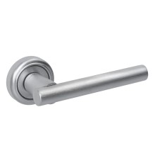 Дверная ручка Extreza CLASSIC PIVOT 132 на круглом основании R01 матовый хром F05