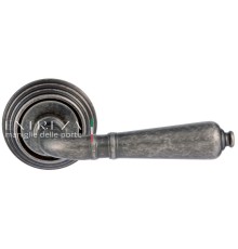 Дверная ручка Extreza Classic PETRA 304 круглая розетка R05 античное серебро F45