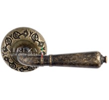 Дверная ручка Extreza Classic PETRA 304 круглая розетка R04 античная бронза F23