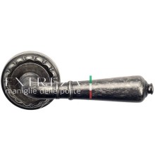 Дверная ручка Extreza Classic PETRA 304 круглая розетка R02 античное серебро F45