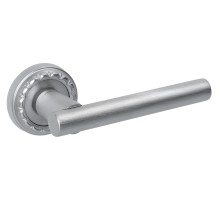 Дверная ручка Extreza CLASSIC PIVOT 132 на круглом основании R02 матовый хром F05